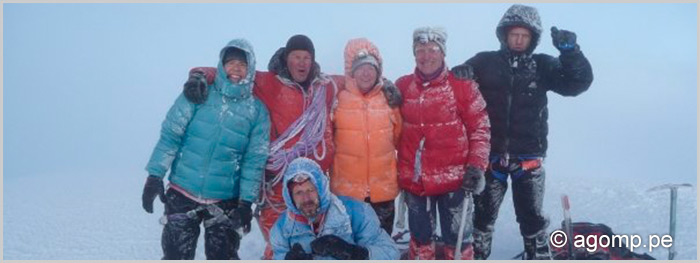 Climbing Volcanos Illinza Norte (5116 m) and Volcan Cotopaxi (5897 m)